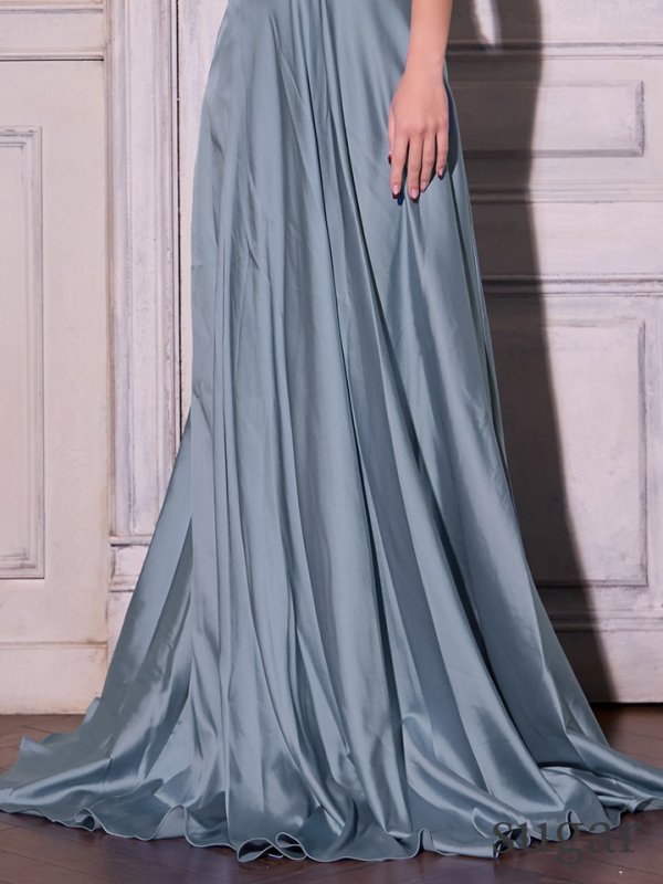 アースブルー　モデル：カレン　身長：165cm　着用サイズ：Sサイズ