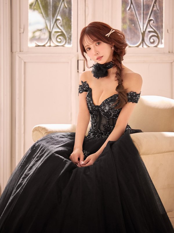 ブラック　モデル：三上悠亜　身長：159cm　着用サイズ：Sサイズ