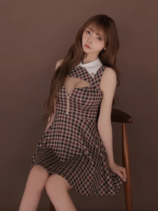 レッド　モデル：まみ　身長：161cm　着用サイズ：Sサイズ