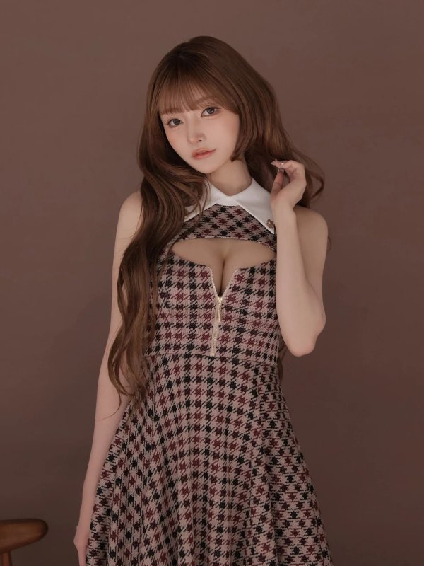 レッド　モデル：まみ　身長：161cm　着用サイズ：Sサイズ