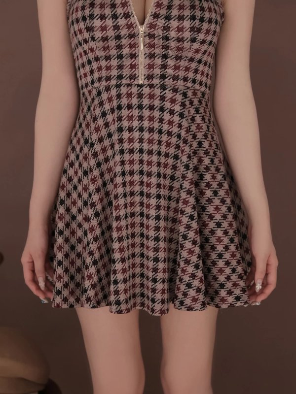 レッド　モデル：まみ　身長：161cm　着用サイズ：Sサイズ