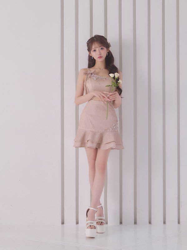 ピンクベージュ　モデル：かるあ　身長：156cm　着用サイズ：Sサイズ