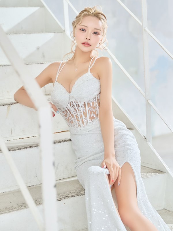 ホワイト　モデル：如月れい　身長：156cm　着用サイズ：Sサイズ