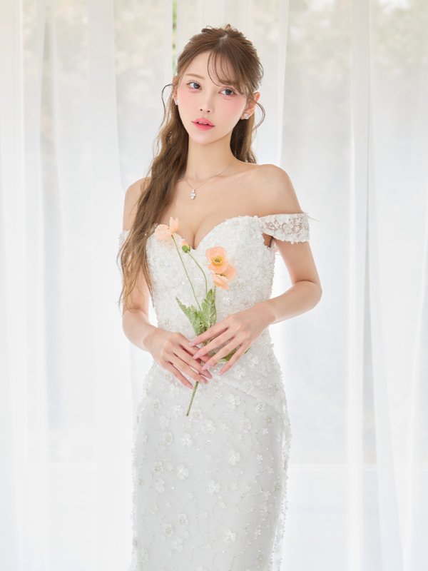 ホワイト　モデル：るりぴ　身長：162cm　着用サイズ：Sサイズ