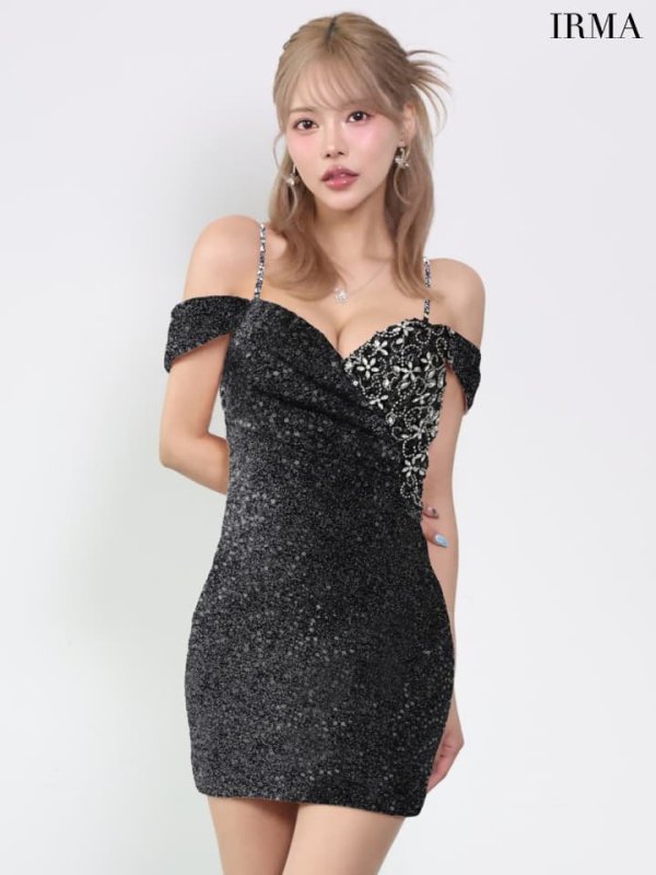ブラック　モデル：如月れい　身長：156cm　着用サイズ：Sサイズ