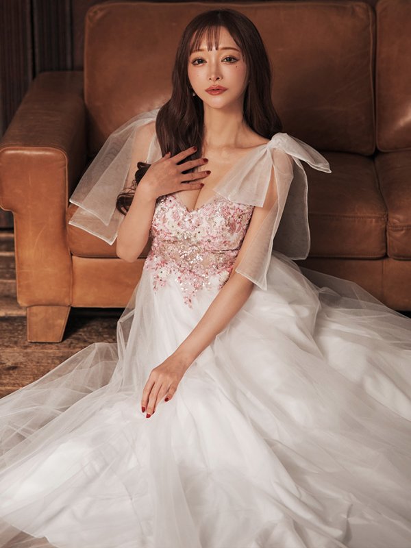 ホワイト モデル：真優川咲　身長：158cm　着用サイズ：Sサイズ