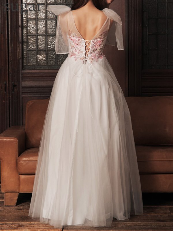 ホワイト モデル：真優川咲　身長：158cm　着用サイズ：Sサイズ