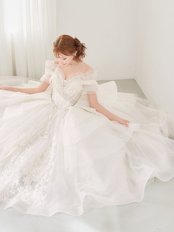 ホワイト モデル：明日花キララ　身長：162cm　着用サイズ：S(XS〜M)サイズ