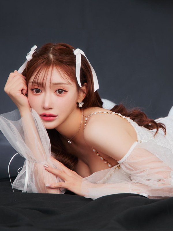 ホワイト モデル:明日花キララ 身長:162cm 着用サイズ:Sサイズ