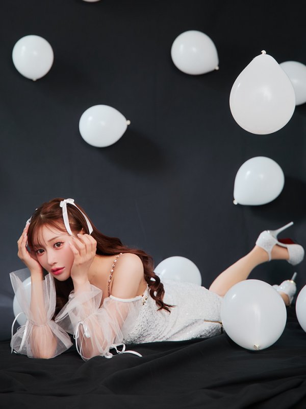 ホワイト モデル:明日花キララ 身長:162cm 着用サイズ:Sサイズ