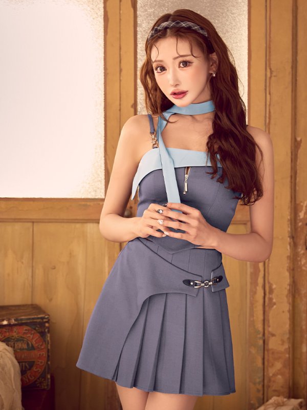 ブルー×グレー　モデル：明日花キララ　身長162cm　着用サイズ：Sサイズ