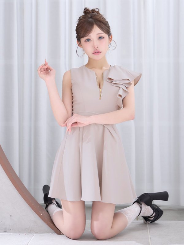 ベージュ モデル：カルア　身長：156cm　着用サイズ：Sサイズ