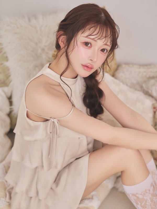 ベージュ　 モデル：りな　身長：160cm　着用サイズ：Sサイズ