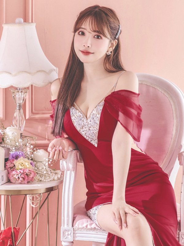 レッド モデル：三上悠亜　身長：159cm　着用サイズ：Sサイズ