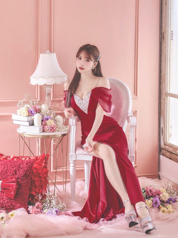 レッド モデル：三上悠亜　身長：159cm　着用サイズ：Sサイズ