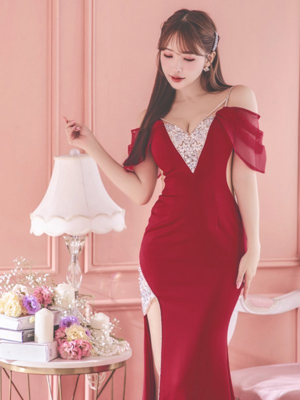 レッド モデル：三上悠亜　身長：159cm　着用サイズ：Sサイズ