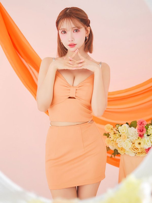 オレンジ モデル:三上悠亜 身長:159cm 着用サイズ:Sサイズ