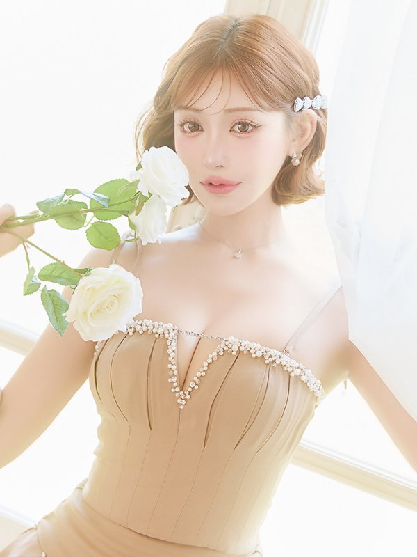 ベージュ　モデル：明日花キララ　身長：162cm　着用サイズ：Sサイズ