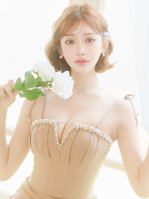 ベージュ　モデル：明日花キララ　身長：162cm　着用サイズ：Sサイズ