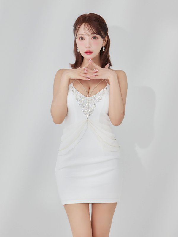 ホワイト モデル:三上悠亜 身長:159cm 着用サイズ:Sサイズ