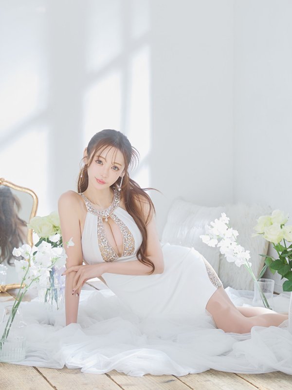 ホワイト モデル:真優川咲 身長:158cm 着用サイズ:Sサイズ