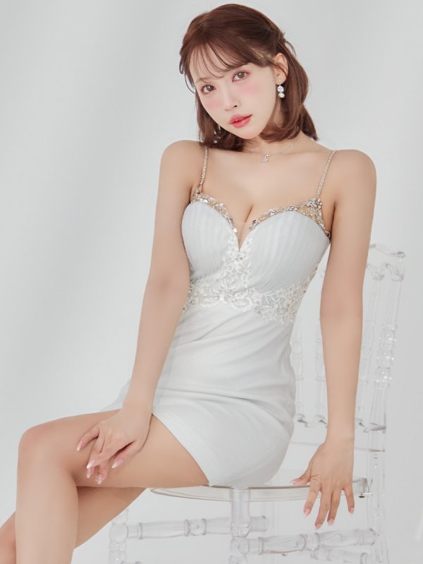 ホワイト モデル：三上悠亜　身長：159cm　着用サイズ：Sサイズ