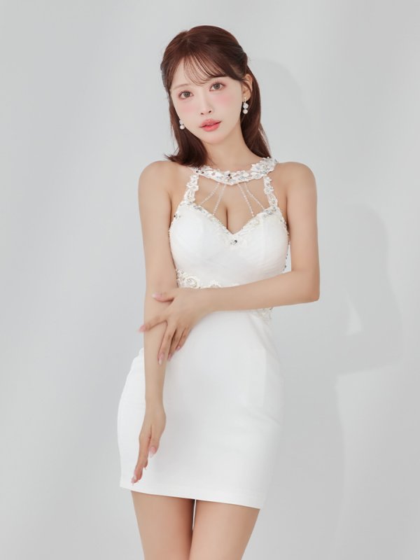 ホワイト モデル：三上悠亜　身長：159cm　着用サイズ：Sサイズ