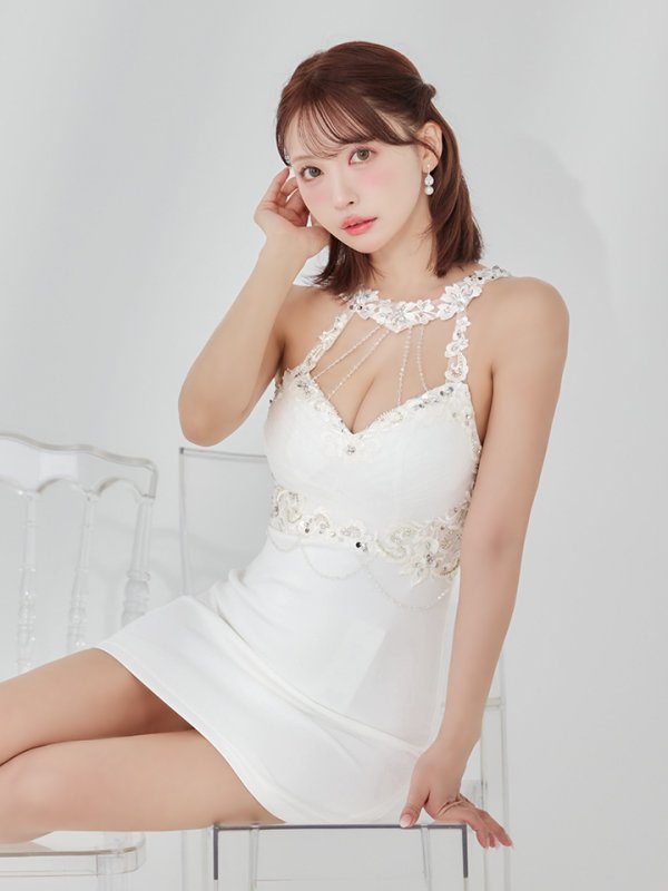 ホワイト モデル：三上悠亜　身長：159cm　着用サイズ：Sサイズ