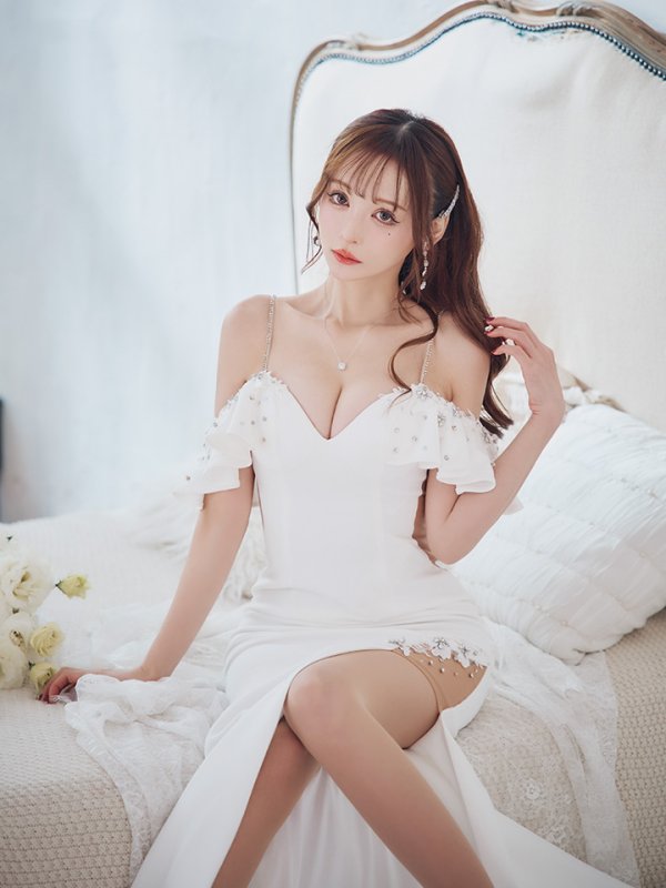 ホワイト  モデル:真優川咲 身長:158cm 着用サイズ:Sサイズ