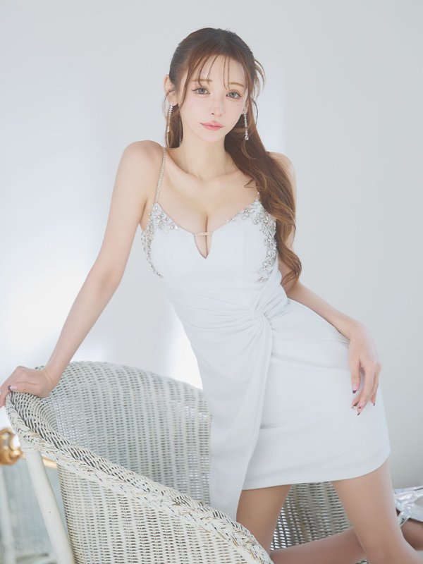 ホワイト モデル:真優川咲 身長:158cm 着用サイズ:Sサイズ