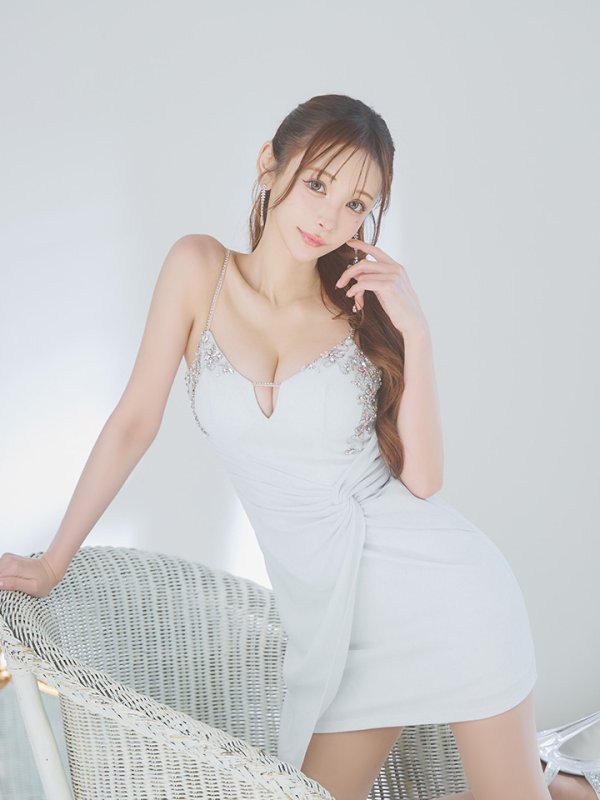 ホワイト モデル:真優川咲 身長:158cm 着用サイズ:Sサイズ