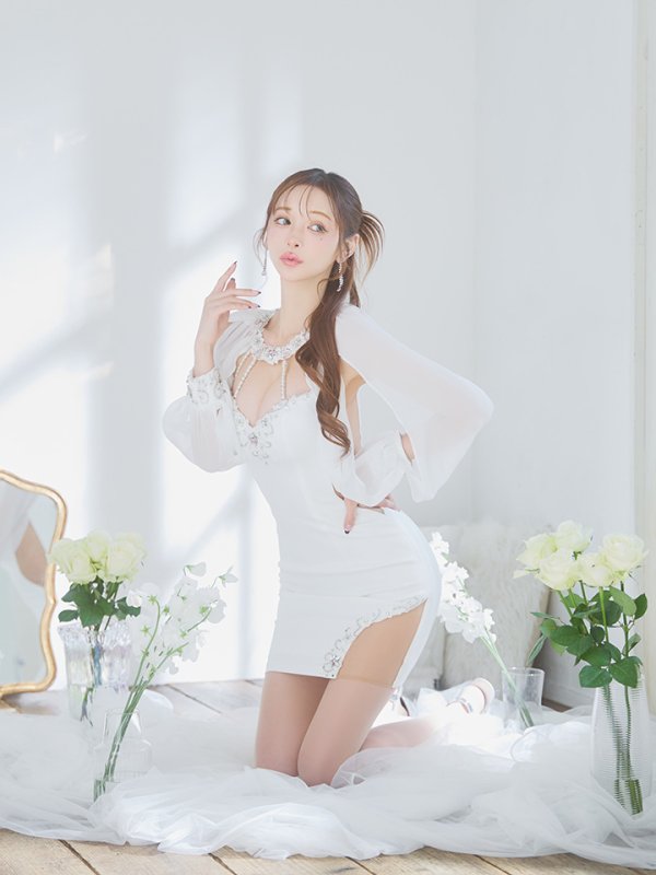 ホワイト モデル:真優川咲 身長:158cm 着用サイズ:Sサイズ