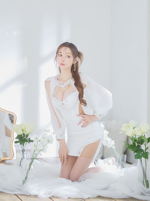 ホワイト モデル:真優川咲 身長:158cm 着用サイズ:Sサイズ