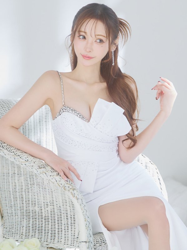 ホワイト モデル:真優川咲 身長:158cm 着用サイズ:Sサイズ