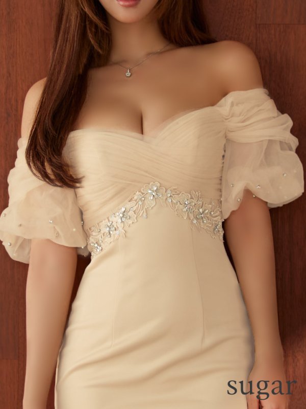 ベージュ モデル：三上悠亜　身長：159cm　着用サイズ：Sサイズ