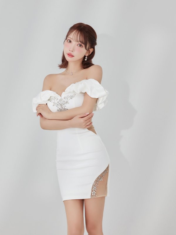 ホワイト　モデル：三上悠亜　身長：159cm　着用サイズ：Sサイズ