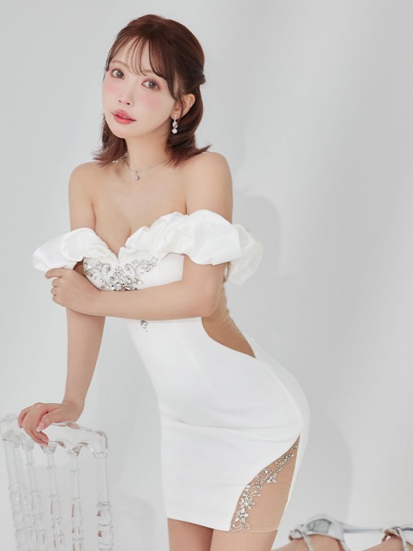 ホワイト　モデル：三上悠亜　身長：159cm　着用サイズ：Sサイズ