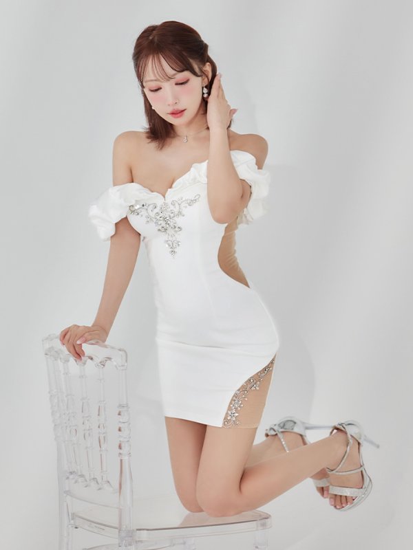 ホワイト　モデル：三上悠亜　身長：159cm　着用サイズ：Sサイズ