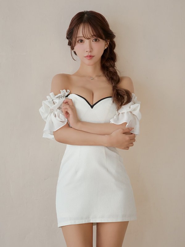 ホワイト モデル：三上悠亜　身長：159cm　着用サイズ：Sサイズ