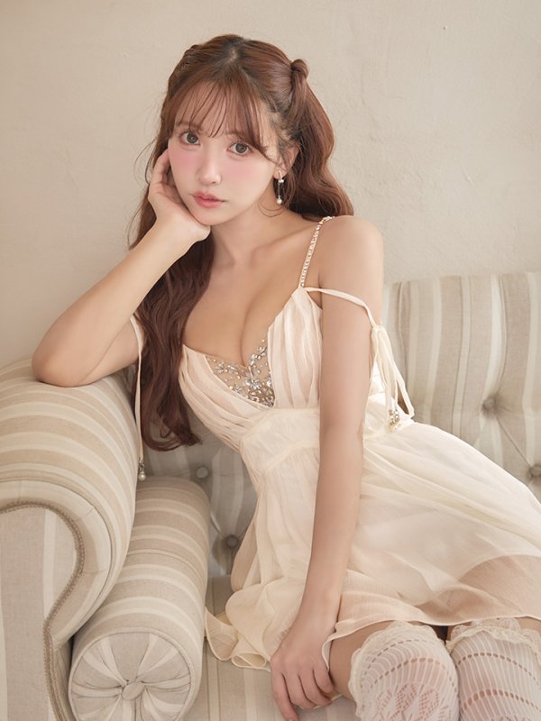 アイボリー　モデル：三上悠亜　身長：159cm　着用サイズ：Sサイズ