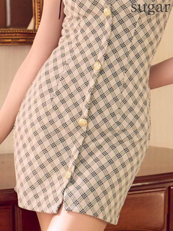 ベージュ　モデル：明日花キララ　身長：162cm 着用サイズ：Sサイズ