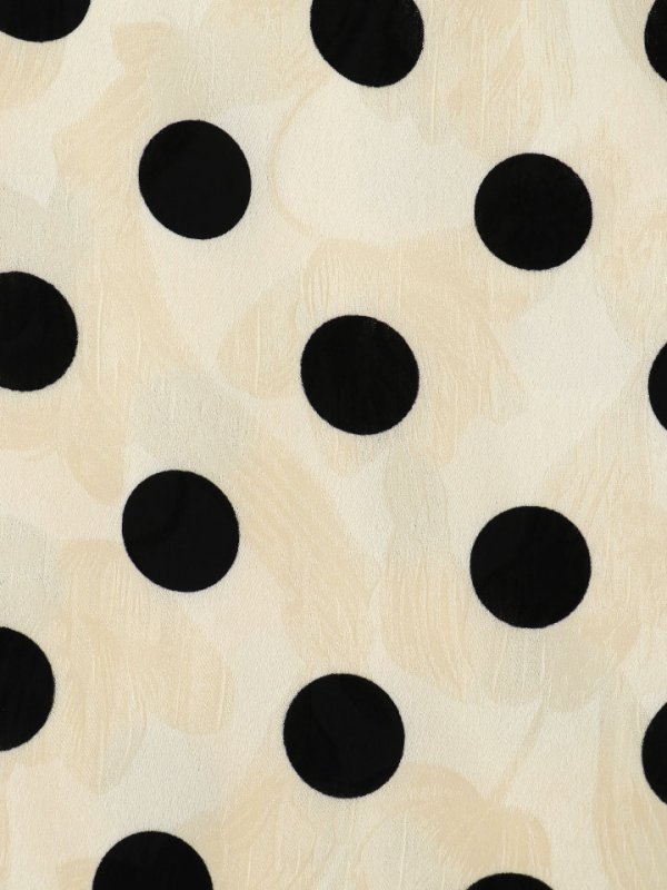※こちらの生地は、水玉模様の下にさりげなく柄が浮かび 上がる仕様となっており、光の加減や角度によって立体感 のある風合いをお楽しみいただけます。
