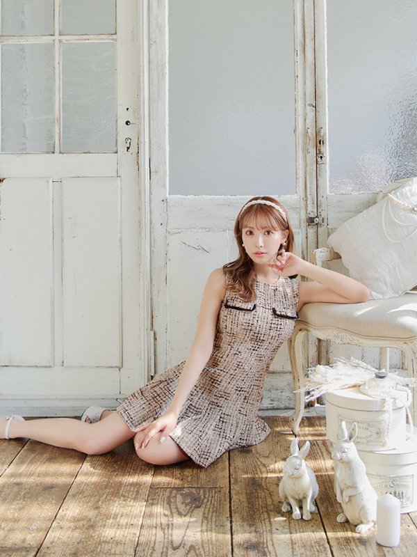 ベージュ モデル：三上悠亜　身長：159cm　着用サイズ：Sサイズ