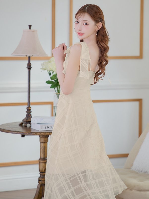 アイボリー モデル:明日花キララ 身長:162cm 着用サイズ:Sサイズ