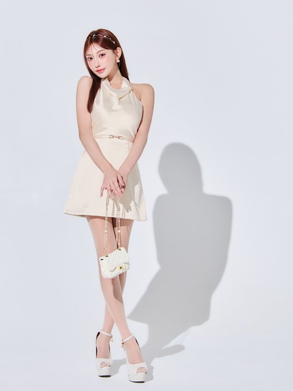 アイボリー モデル：明日花キララ　身長：162cm 着用サイズ：Sサイズ