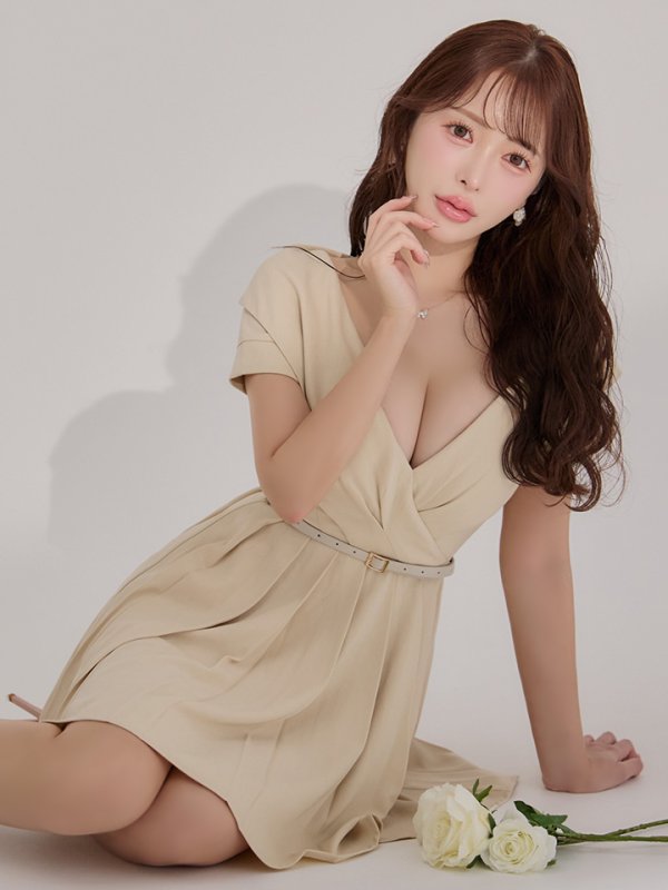 ベージュ モデル：りな　身長：160cm　着用サイズ：Sサイズ