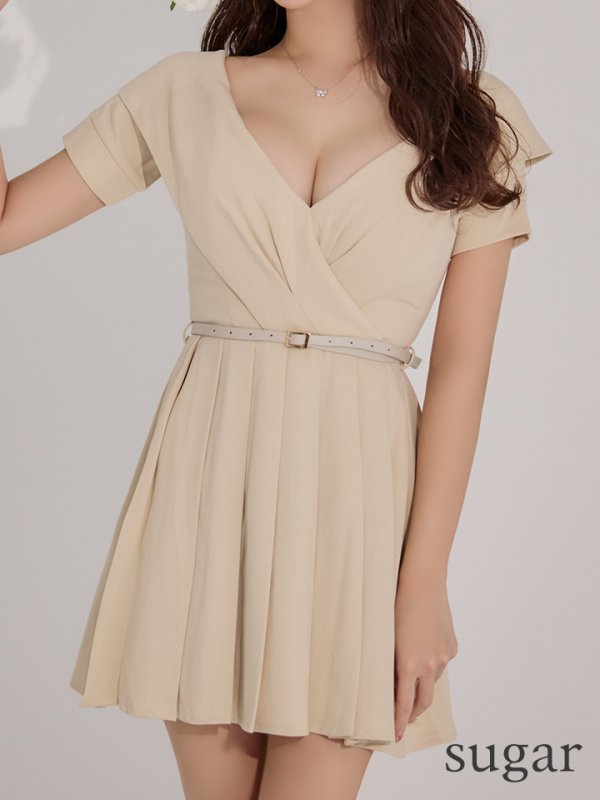 ベージュ モデル：りな　身長：160cm　着用サイズ：Sサイズ