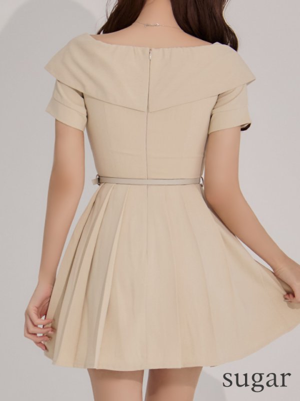 ベージュ モデル：りな　身長：160cm　着用サイズ：Sサイズ