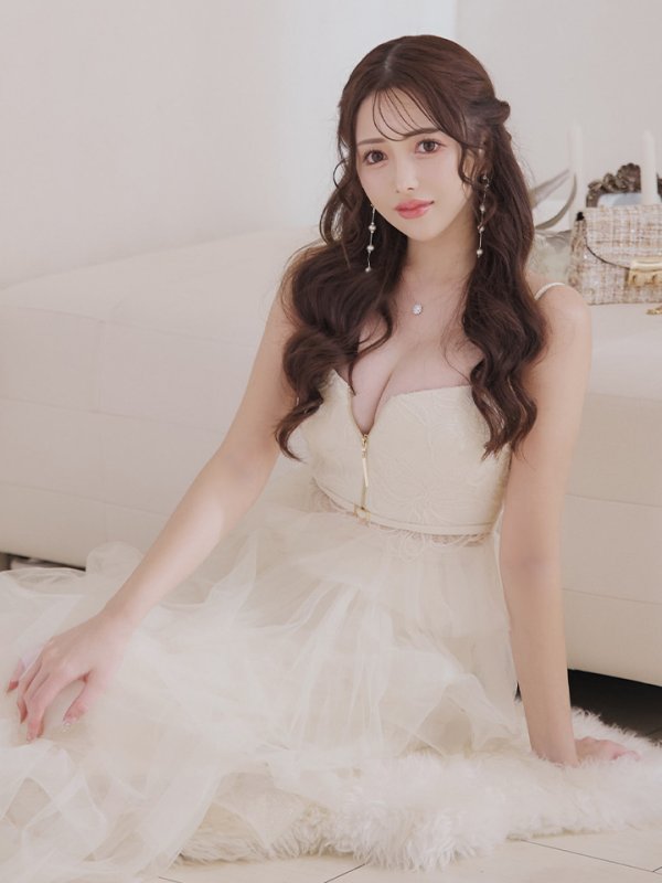 アイボリー モデル:りな 身長:160cm:Sサイズ