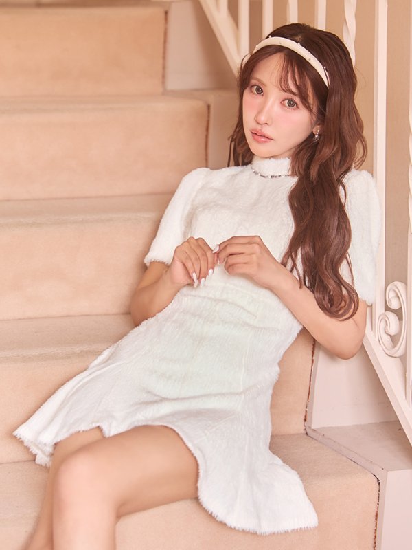 アイボリー モデル：三上悠亜　身長：159cm　着用サイズ：Sサイズ